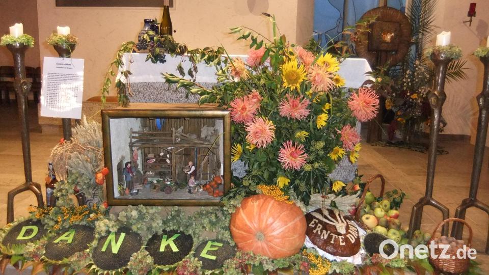 Die Pfarreiengemeinschaft Ebermannsdorf-Theuern-Pittersberg kombinierte ihren Gabenaltar mit einer thematisch passend gestalteten Krippe. Bild: gm