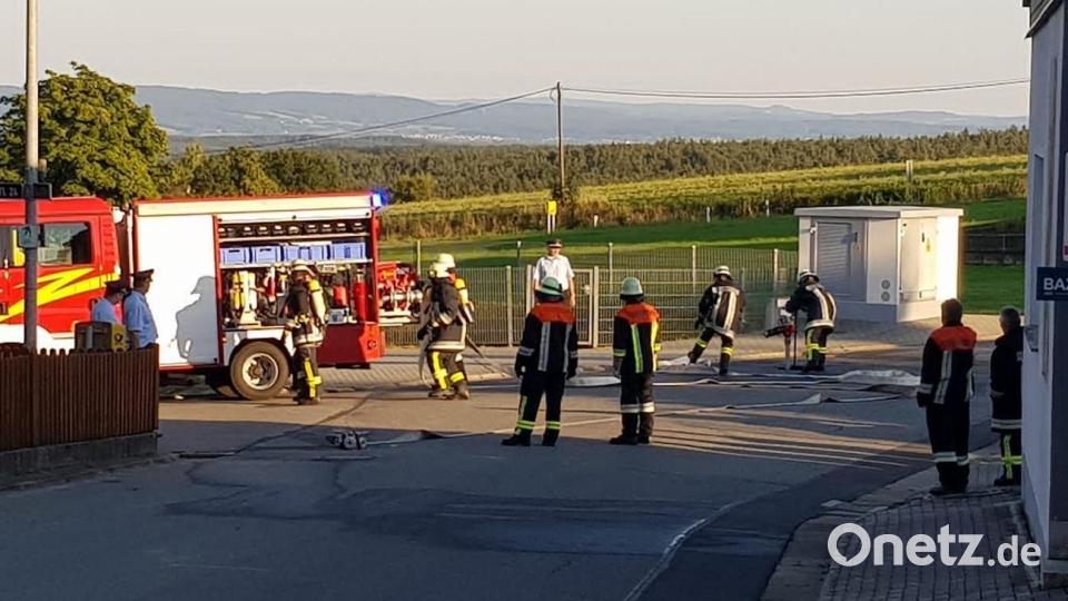 Unter dem aufmerksamen Blick der Jury haben die Friedersreuther Brandschützer die Löschübung bestanden. Doch auch auf schonenden Umgang mit den Gerätschaften und Ordnung im Einsatzfahrzeug nach getaner Arbeit richtet sich das Augenmerk der Gutachter. Bild: bjp