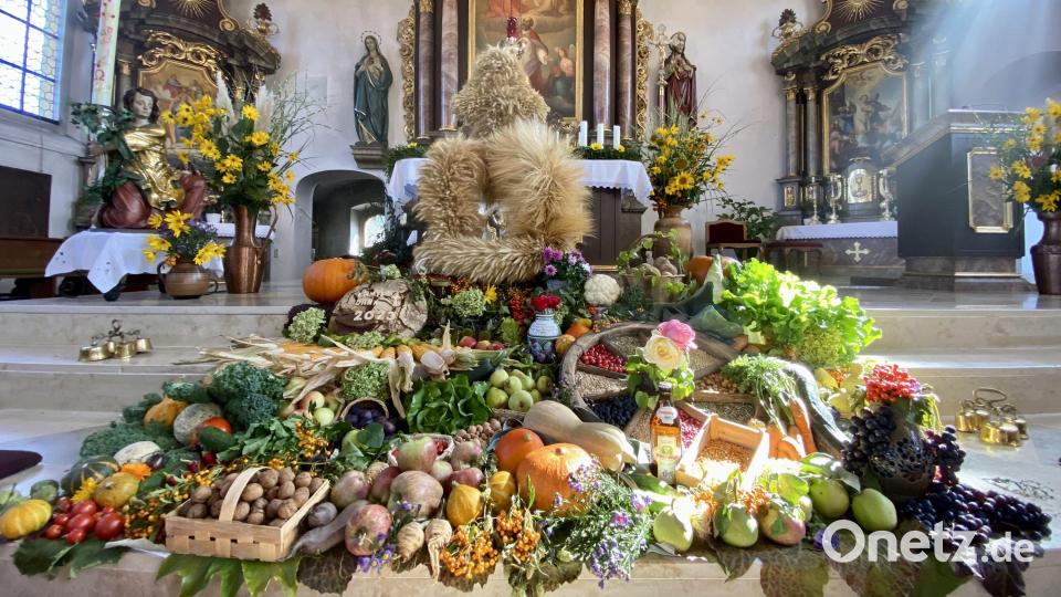 Die Erntekrone in der Pfarrkirche St. Martin in Wutschdorf war ein farbenfrohes Symbol der Dankbarkeit. Bild: gri