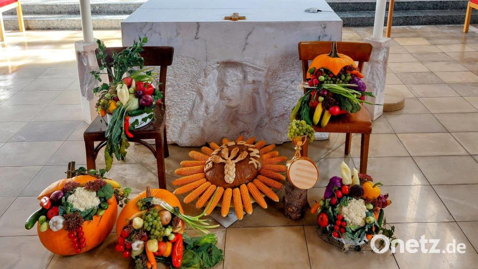 In der Expositur Sorghof kümmert sich das Blumenschmuckteam um den Erntedankaltar. Pater Robin Xavier dankte dafür Maria Riha, Claudia Götz, Angelika Stubenvoll und Andrea Hörl. Bild: Ertl, Willi