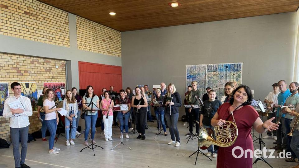 Barbara Gerl (rechts, mit Waldhorn) hat das Sing-Event organisiert. Bild: gri