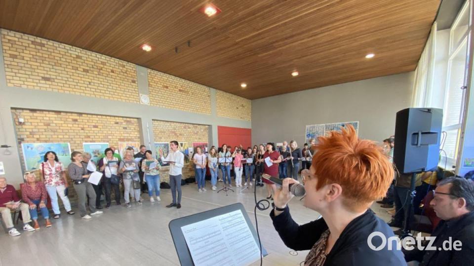 Bundesweit gab es fast 1000 Veranstaltungen unter dem selben Motto, in Bayern wenige, in der Oberpfalz nur die eine in Etsdorf. Vorne Solosängerin Sandra Haller. Bild: gri