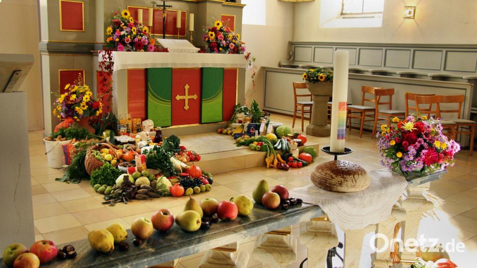 Die Gaben zum Erntedankfest vor dem Altar der St.-Ulrichskirche in Kirchenreinbach. Bild: ds