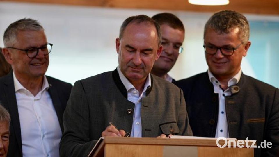 Hubert Aiwanger trägt sich in das Goldene Buch ein. Bild: Lea Scharf/exb