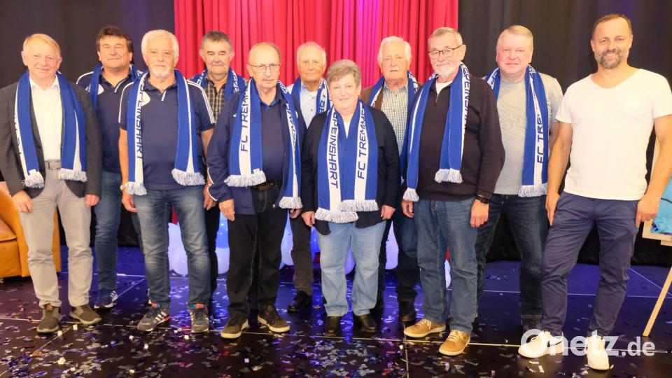 Mit der Bezeichnung &quot;Legende&quot; erschafft der FC Tremmersdorf/Speinshart im Rahmen des 50jährigen Vereinsjubiläums einen neuen Ehrentitel. Unser Bild zeigt die ersten Legenden mit FC-Chef Wolfgang Seitz (rechts). Bild: do