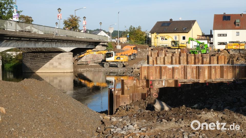 Blick von der Wöhrvorstadt zur Krondorfer Straße. Hier beginnt der zweite Abschnitt der 120 Meter langen Behelfsbrücke. Links die große, 90 Jahre alte Naabbrücke, die im nächsten Jahr abgerissen wird. Bild: Hirsch