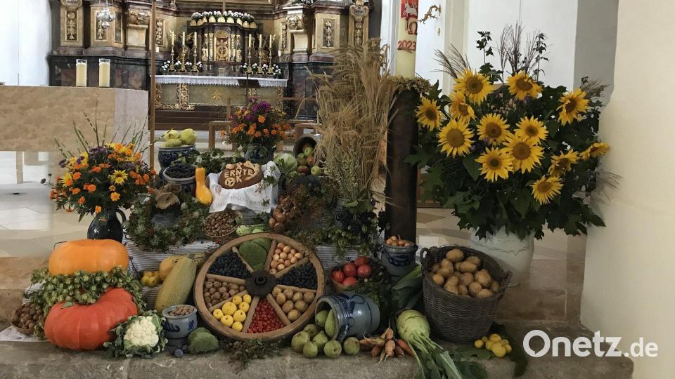 Der Obst- und Gartenbauverein Hahnbach hat den Erntedankaltar in der Pfarrkirche St. Jakobus aufgebaut. Bild: mma