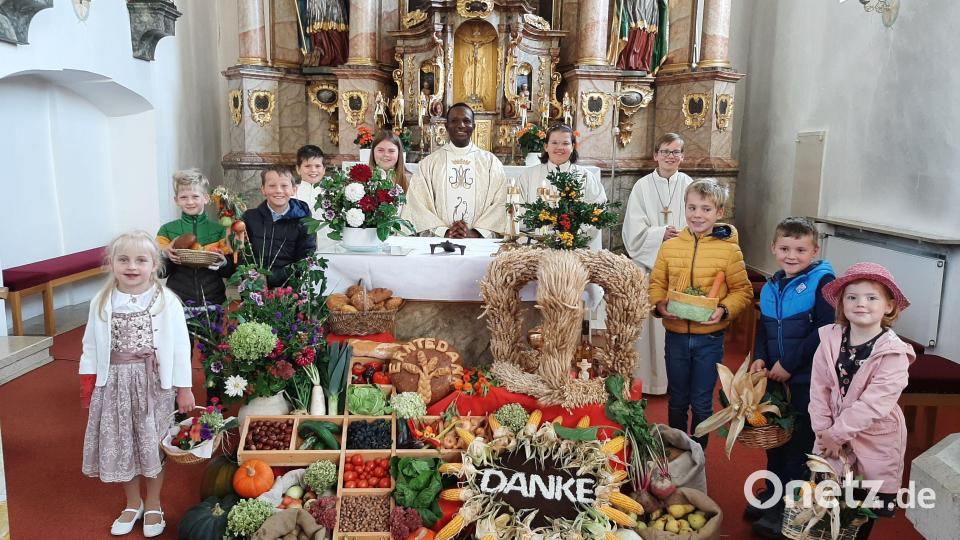 In der Pfarrei Großschönbrunn waren die Kinder eingeladen, Erntekörbchen und 
-buschen zum Erntedankfest mitzubringen. Frauen des Großschönbrunner Pfarrgemeinderates haben den Erntedankaltar gestaltet. Bild: Stephanie Lederer/exb