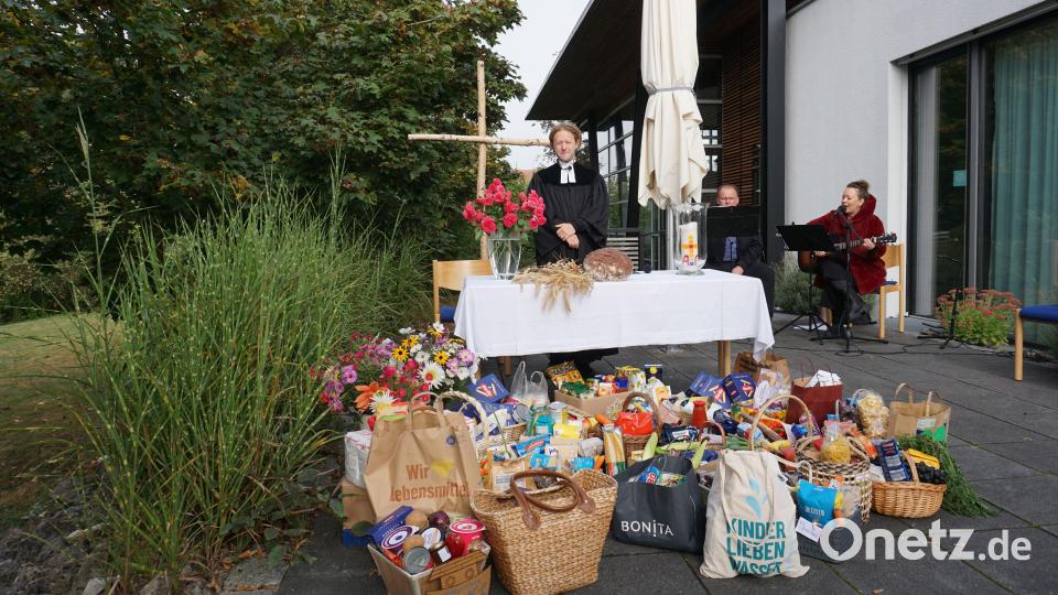 Nach dem Open-Air-Gottesdienst am Martin-Schalling-Haus in Kümmersbruck wurden alle Ernte-Gaben an die Amberger Tafel weitergereicht. Vorsitzender Bernd Saurenbach konnte zwölf Kisten Lebensmittel mitnehmen. Bild: Anke Hog/exb