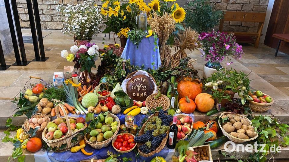 Beim Festgottesdienst zum Patrozinium der St.-Michaels-Kirche in Königstein wurde auch Erntedank gefeiert. Den üppigen Altar hatten Mitglieder des Frauenbundes aufgebaut. Bild: gut