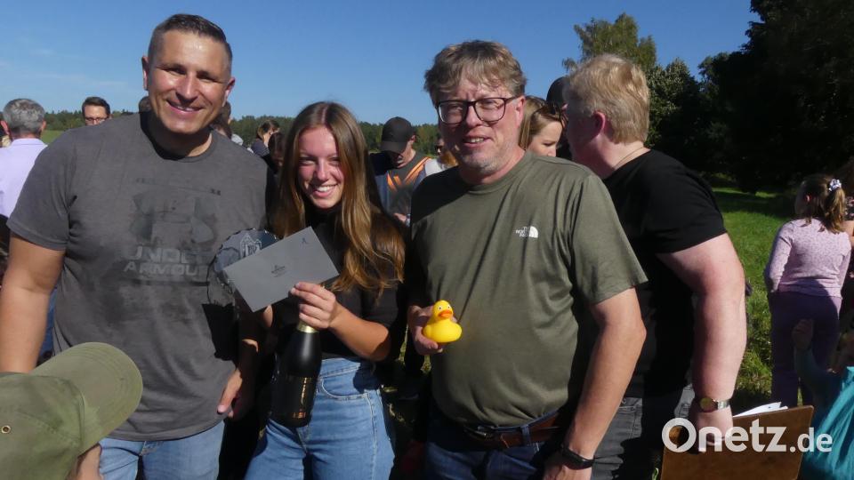 Bürgermeister Marcus Gradl und Kulturbeauftragter Michael König gratulieren Nele König (Auerbach) zum Gewinn der Erinnerungsscheibe. Bild: rn