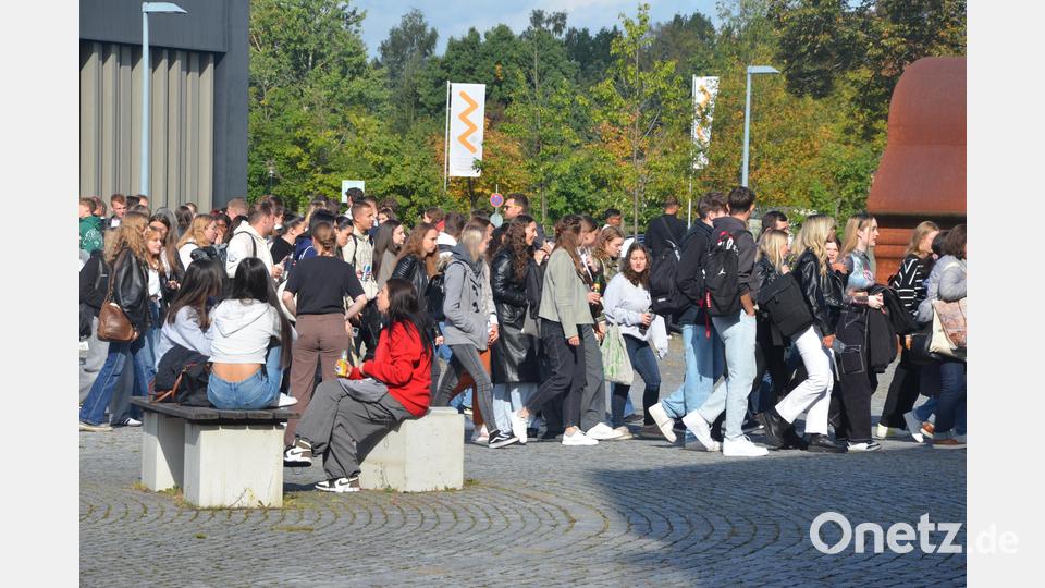 Die Erstsemester begeben sich gemeinsam mit ihren Dozenten in die jeweiligen Fakultäten. Bild: Kunz