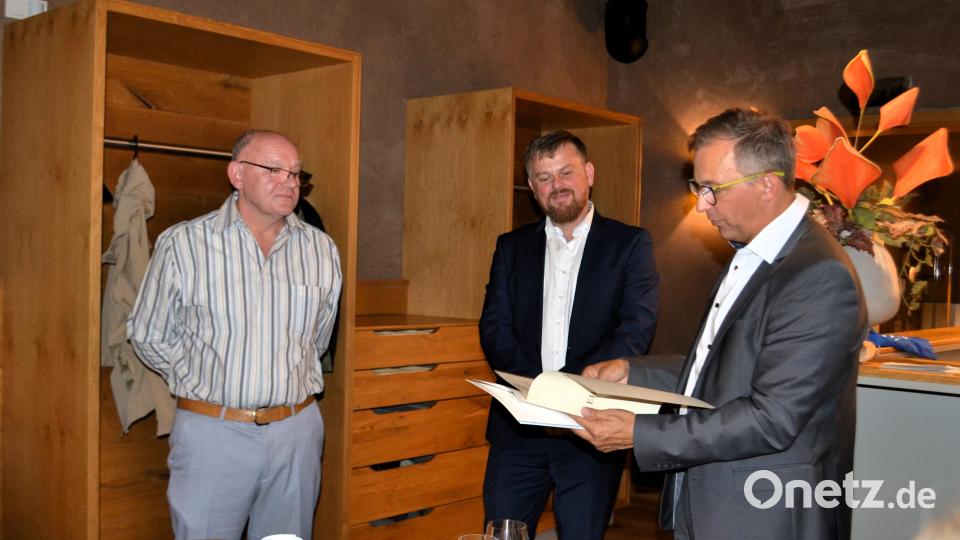 Mit einer persönlichen Würdigung überreichte Betriebsleiter Gerhard Ruhland zusammen mit Personalleiter Marco Götz den langjährigen Mitarbeitern, wie hier Richard Heigl (von rechts), Urkunden, Medaille und Gutschein. Bild: kki