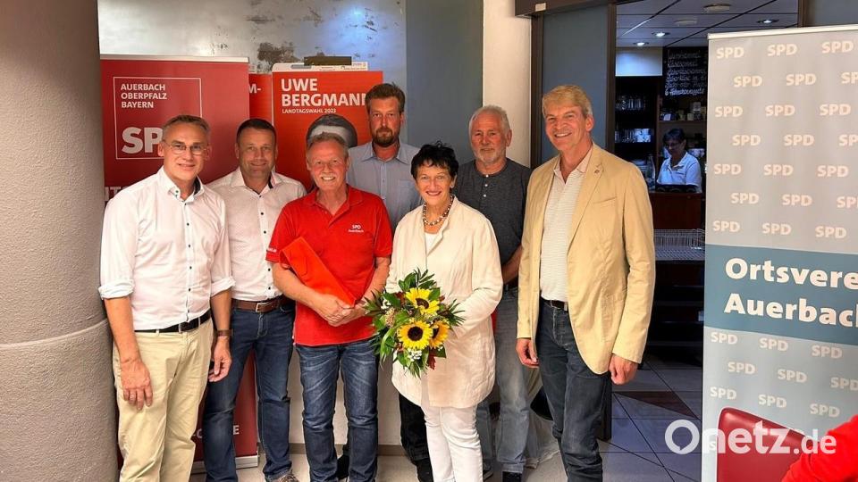 Ehrung bei der SPD Auerbach: (von links) Peter Danninger, Uwe Bergmann, Franz Popp, Michael Ott, Landtagsabgeordnete Inge Aures,, Hans Bauer und Michael Rischke. Bild: Dr. Edmund Goß/exb