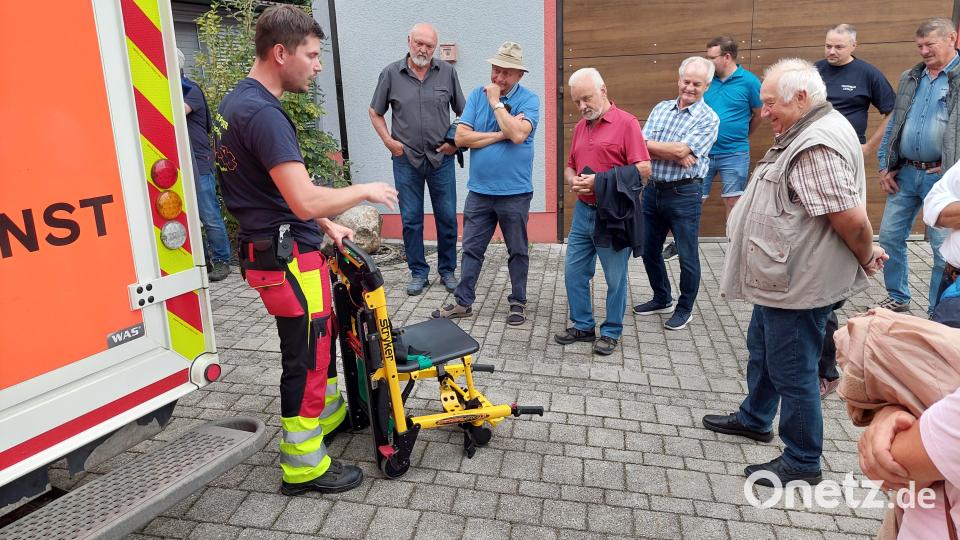 Tobias Hirn zeigt, wie ein Rettungsstuhl funktioniert. Bild: Michael Weiß/FF Lintach/exb