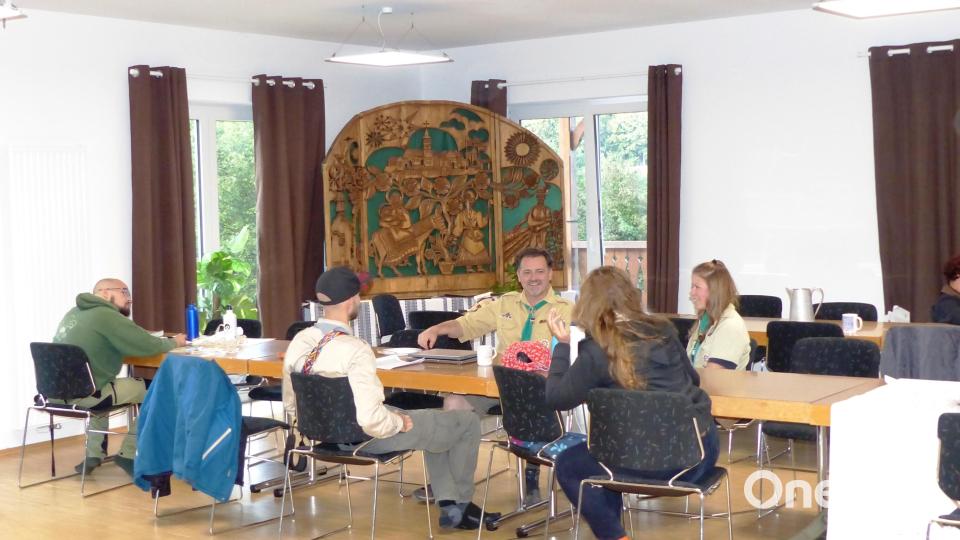 Der große Aufenthaltsraum ist perfekt für Besprechungen. Hier mit dem Chef aller ungarischen Pfadfinder in Westeuropa, Dr. Zoltán Konthur aus Berlin (Bildmitte). Bild: jp