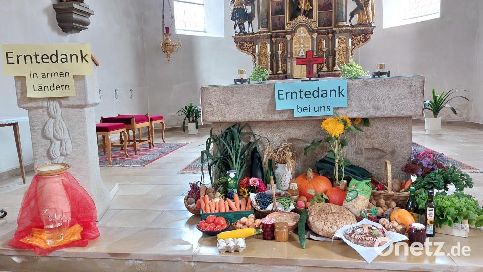 Der Erntedankaltar der Marktkirche St. Christoph, Kastl, gestaltet vom Pfarrgemeinderat. Bild: Theresia Otterbein/exb