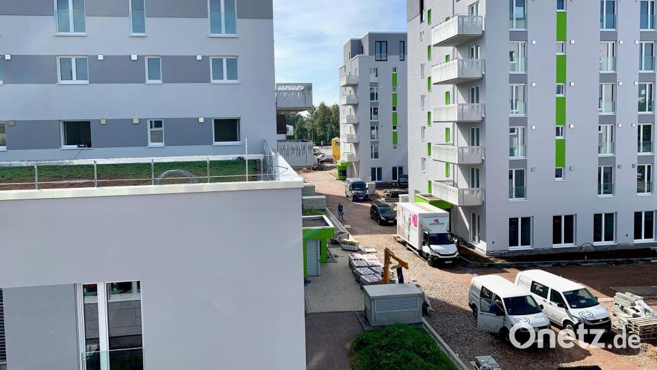 Die Fassaden strahlen, und die Arbeiten auf den Außenanlagen laufen auf Hochtouren. Das Quartier &quot;Neue Naabwiesen&quot; mit seiner künftigen Plaza spielt auch bei der Bau- und Immo-Messe eine Rolle. Bild: Gabi Schönberger