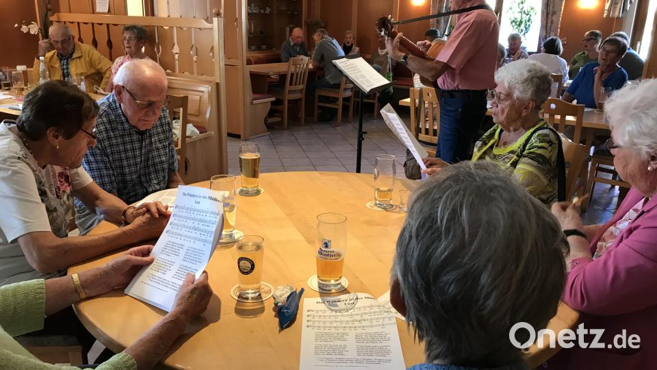 Zur Gitarrenbegleitung von Andreas Hubmann sangen alle gerne mit. Bild: mma