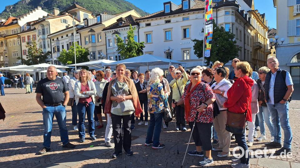 In Bozen auf dem Waltherplatz: Reiseleiterin Sieglinde erzählt Wissenswertes über die Landeshauptstadt Bozen Bild: Hirsch/exb