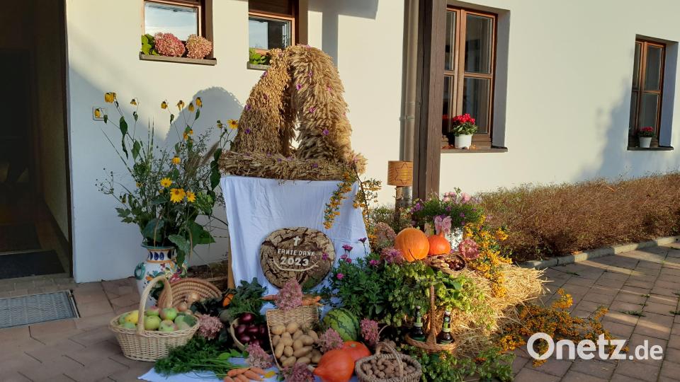 Der Pfarrgemeinderat hat zum Erntedankfest im Pfarrhof der Pfarrei Lintach einen Erntedanktisch mit vielen heimischen Früchten und symbolischen Gaben dekoriert. Bild: jow
