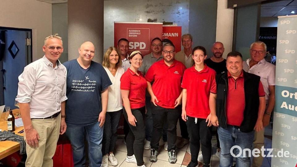 Nach den Neuwahlen: (von links) Vorsitzender Peter Danninger, Robert Klima, Brigitte Bradl, Landtagskandidat Uwe Bergmann, Denise Baumgärtel, Markus Baumgärtel, stellvertretender Landrat Michael Rischke, Anna-Lena Schertel, Toni Kantwerk, Thomas Pickel und Zweiter Bürgermeister Norbert Gradl. Bild: Edmund Goß/exb