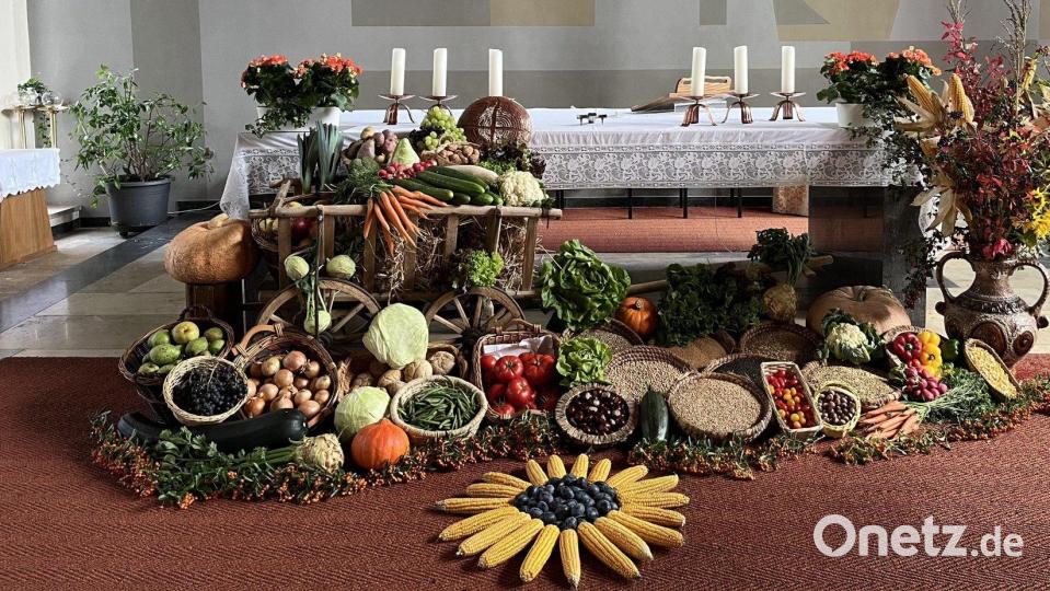 In St. Konrad in Mendorferbuch hat der Vorstand des Obst- und Gartenbauvereins den Erntealtar gestaltet. Bild: bö