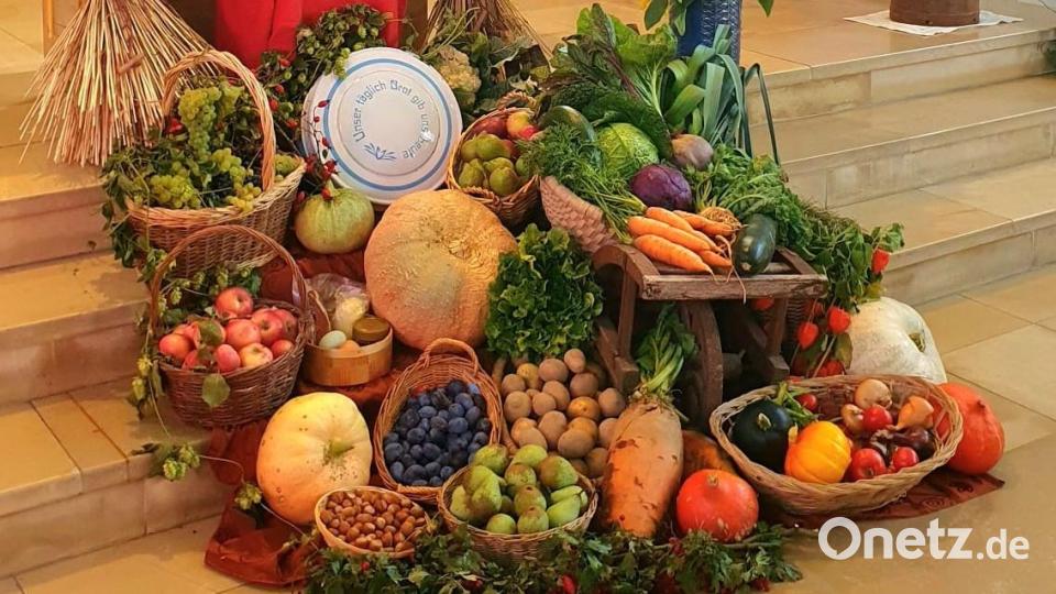 In der Pfarrkirche St. Vitus in Ursensollen haben Landfrauen des Bayerischen Bauernverbands einen prächtigen Erntedankaltar arrangiert. Bild: Manuela Popp/exb