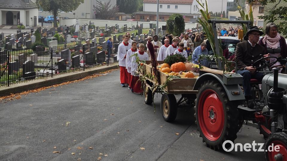 In der Pfarrei Herz Jesu Rosenberg führten Fahnenabordnungen der Vereine sowie der Erntewagen den Erntezug an. Bild: ric