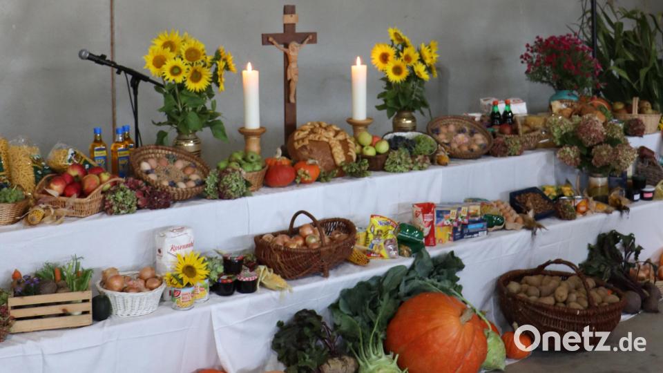 Die evangelische Gemeinde Edelsfeld feierte in einer Fahrzeughalle in Wegscheid Erntedank. Bild: gru