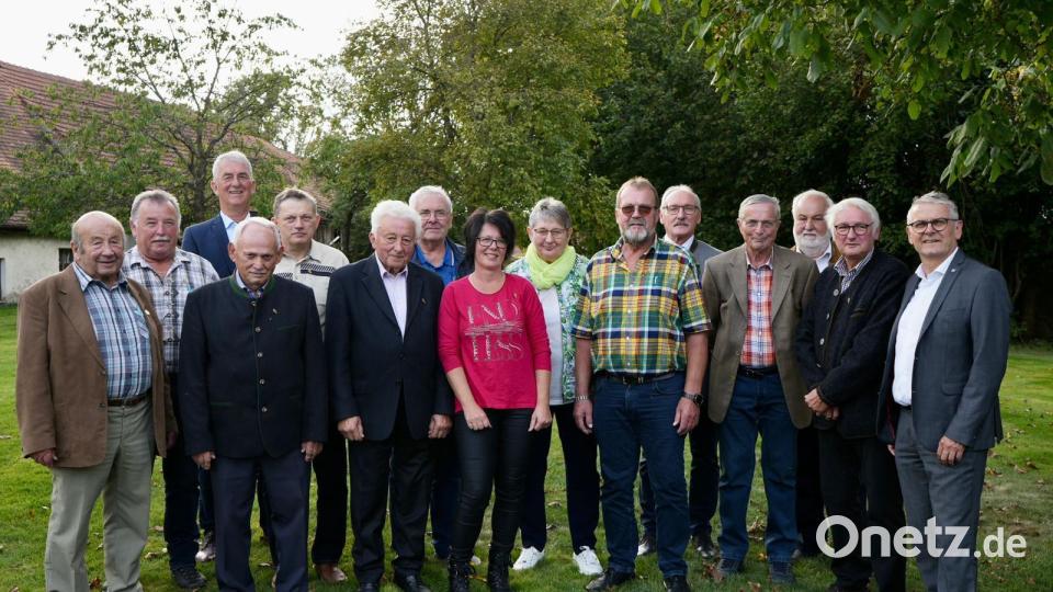 Zahlreiche Mitglieder werden bei der Jubiläumsfeier der Freien Wähler für ihre langjährige Treue geehrt. Bild: Lea Scharf/exb