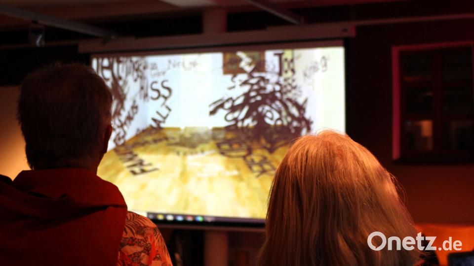 Video-Installation mit eigenkomponierter klassischer Musik. Ein Raum voller Hass. Aber auch 3D-Objekte an Hauswänden gehören zu Oleg Kuzenkos Vita. Bild: dwi