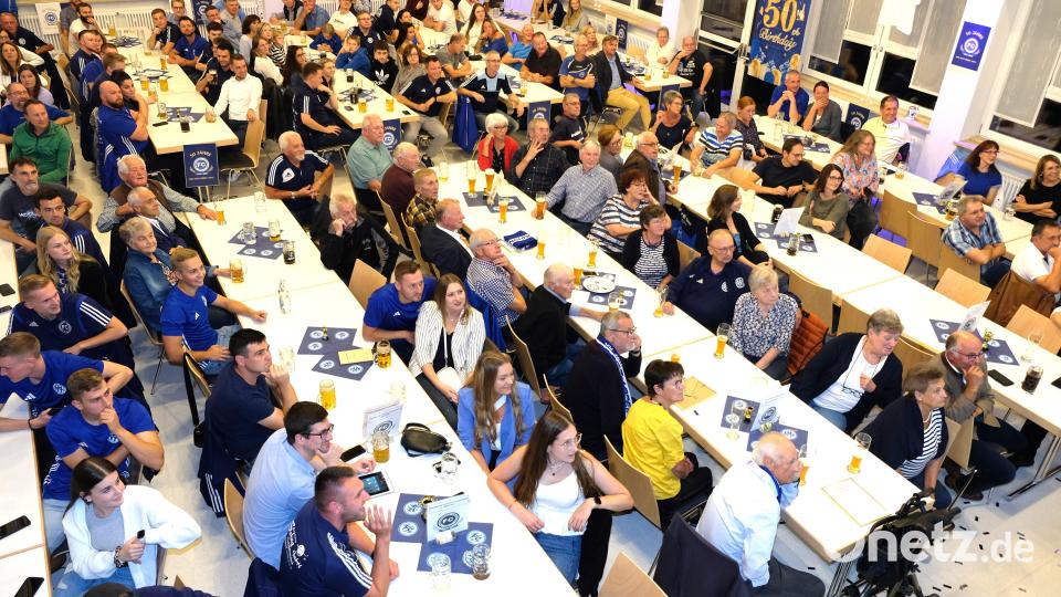 Dicht gefüllt mit FC-Anhängern ist das Gemeindezentrum Speinshart beim Festakt zum 50jährigen Jubiläum des Fußballclubs Bild: do
