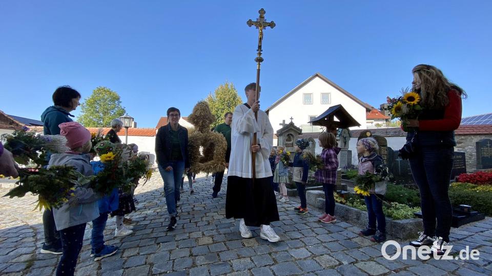 Die Kindergartenkinder von St. Martin begleiteten die Mitglieder des Obst- und Gartenbauvereins Freudenberg-Wutschdorf und die Erntekrone auf dem Weg in die Pfarrkirche. Bild: gri