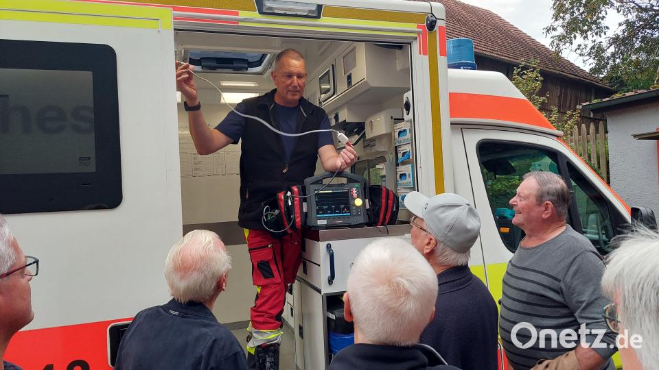 Im Rettungswagen: Jürgen Batek Bild: Michael Weiß/FF Lintach/exb
