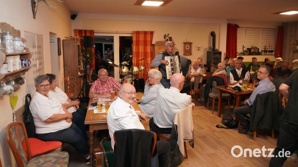 Moderator und Musikant Thomas Fritsch sorgt beim Nordoberpfälzer Musikfreunde-Abend in Waldthurn für Stimmung. Bild: fvo