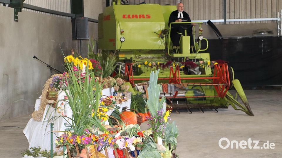 Bei der evangelischen Kirchengemeinde Edelsfeld predigte Pfarrer Matthias Ahnert auf einem Mähdrescher. Bild: gru