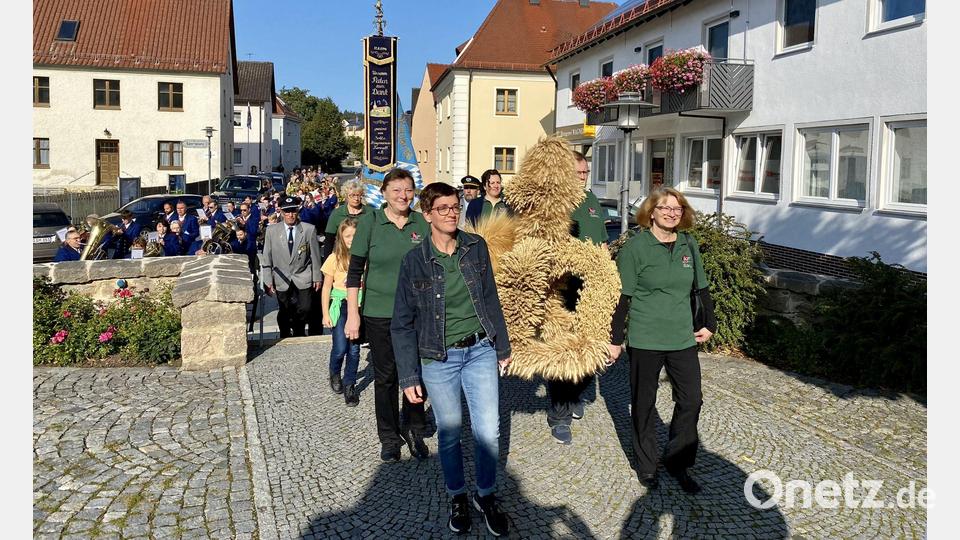 Mitglieder des Obst- und Gartenbauvereins Freudenberg-Wutschdorf trugen die Erntekrone in die Pfarrkirche. Bild: gri