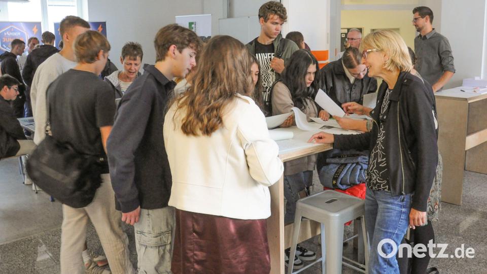 Stefanie Neufeld (rechts), Teamleiterin des gemeinsamen Arbeitgeber-Services von Arbeitsagentur und Jobcenter, musste den Kontakt zu den Besuchern nicht suchen. Die jungen Leute kamen zu ihr. Bild: Andre Stephan-Park/exb
