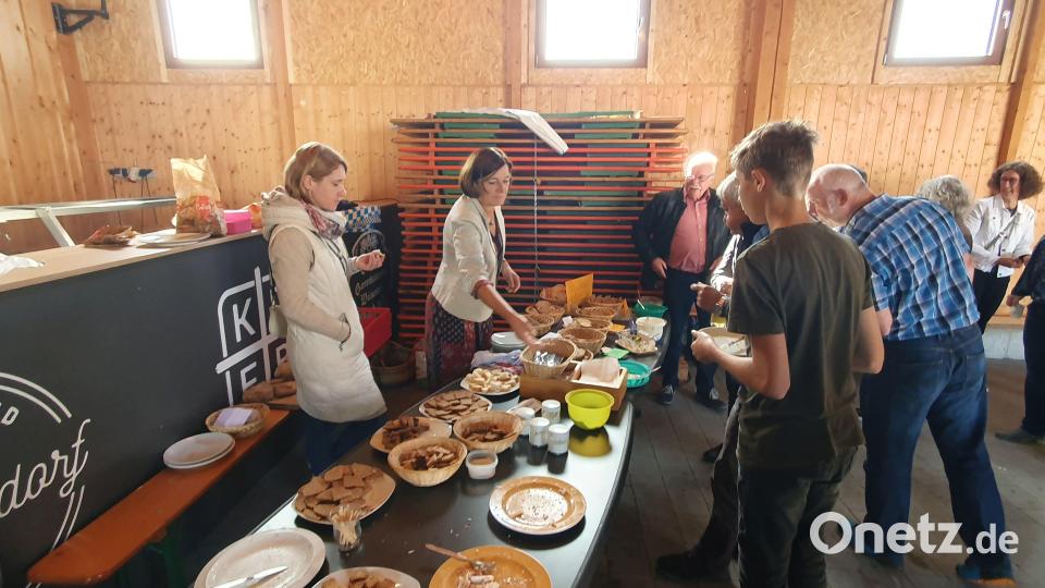 Die Pfarrgemeinderäte aus Schwarzenfeld und Stulln hatten selbst Brot gebacken und Brotaufstriche zubereitet. Bild: mr