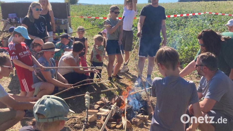 Über dem Feuer wurde zum Abschluss Stockbrot gegrillt. Bild: FGV Waldershof/exb