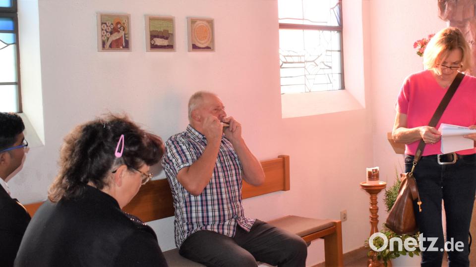 In der Kapelle spielte Hans Arnold mit der Mundharmonika. Bild: rgr