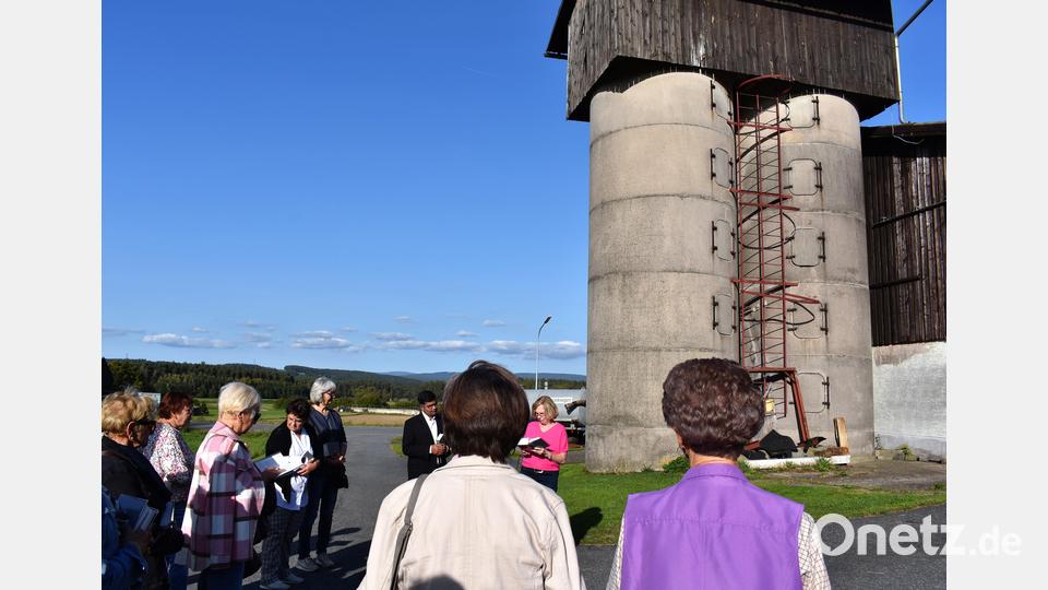 Zum ersten Mal führte der Katholische Frauenbund zu Erntedank einen Flurumgang in Gößenreuth durch. Stellvertretend für alle Landwirte wurde beim Bauernhof der Familie Müller Dank gesagt. Bild: rgr
