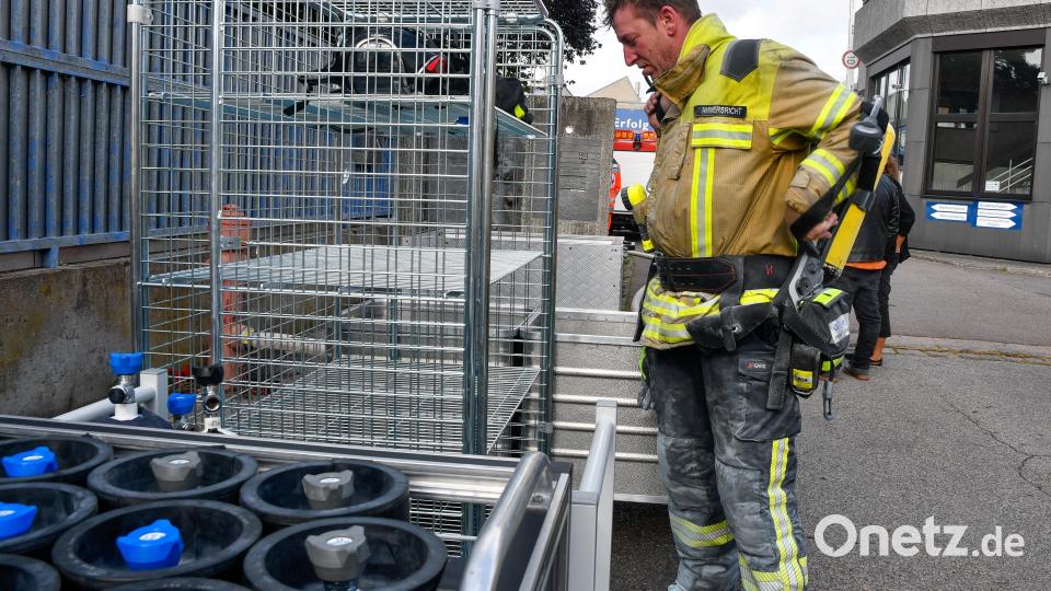 Um 11.35 Uhr brach am Donnerstag bei Guss Auer in Ammersricht ein Großbrand aus. Die Feuerwehr war sofort vor Ort. Bild: Petra Hartl