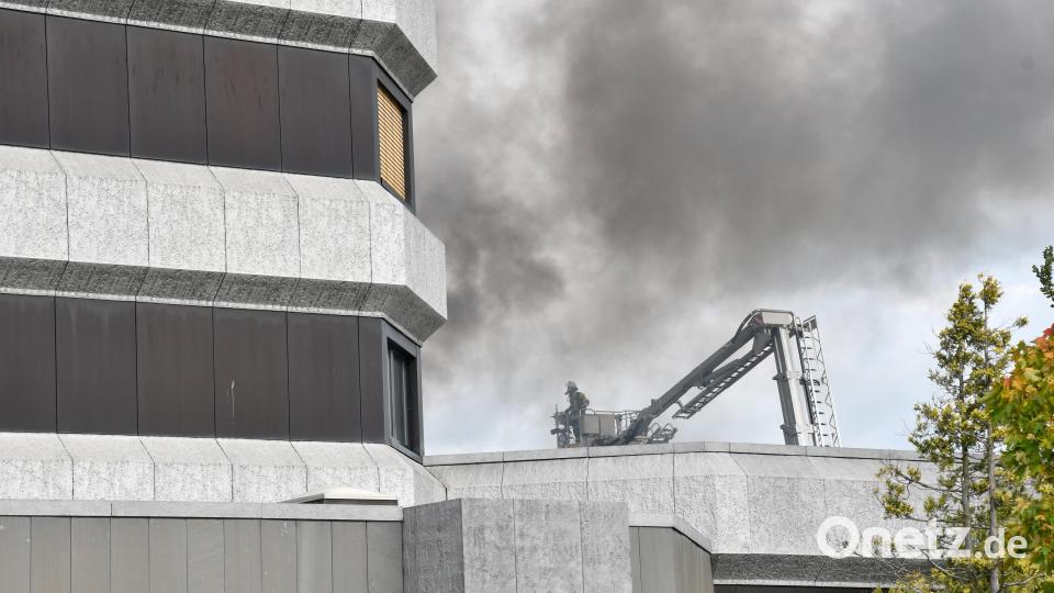Um 11.35 Uhr brach am Donnerstag bei Guss Auer in Ammersricht ein Großbrand aus. Die Feuerwehr war sofort vor Ort. Bild: Petra Hartl