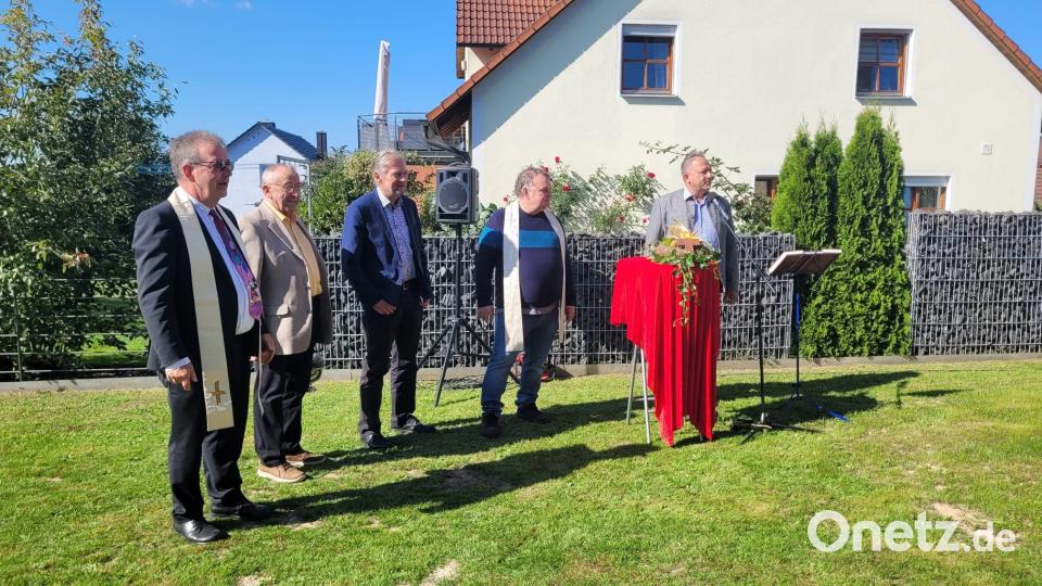 Die beiden Pfarrer Matthias Nowotny und Klaus Weber segneten den neuen Spielplatz. Bild: Fritsch/exb