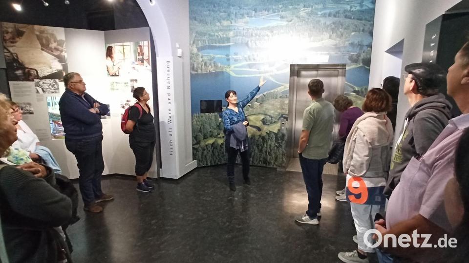 Renate Faltenbacher erläutert die historische Teichwirtschaft. Bild: Museumsquartier/exb