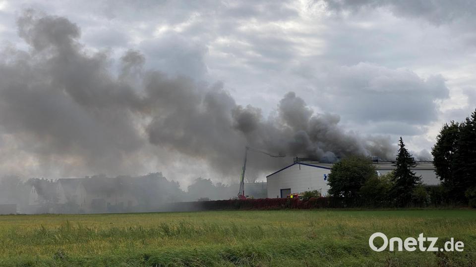 Brand bei Guss Auer am Donnerstag, 5. Oktober: Dicke Rauchwolken zogen über Ammersricht. Bild: Petra Hartl