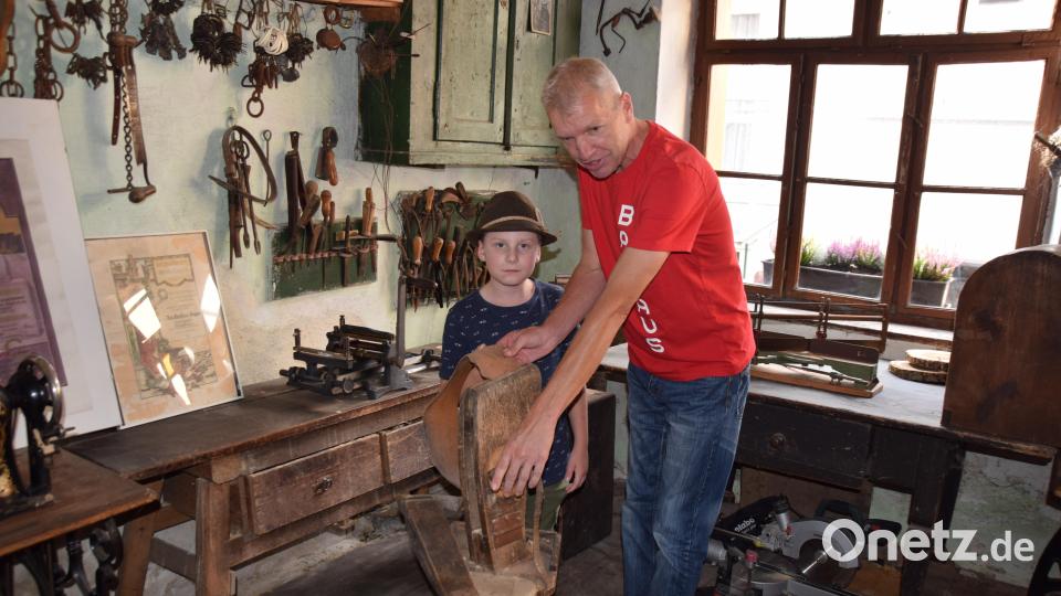 Armin Zeyher erklärte Luca in der Sattlerwerkstatt die Bedeutung des Nährossls, auf dem man Leder zusammennähte. Bild: wku