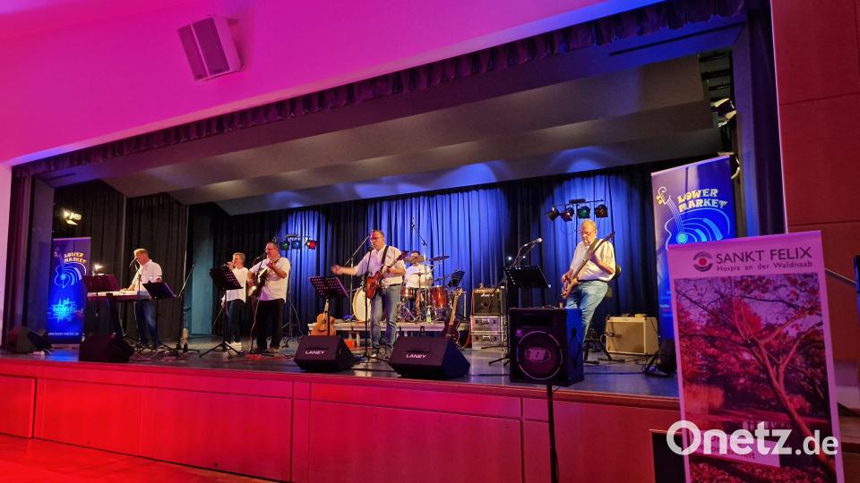 Beim Benefizkonzert der Band Lower Market in der Neustädter Stadthalle wird ausgelassen getanzt. Der Erlös kommt dem Hospiz St. Felix in Neustadt/WN zugute. Bild: Thomas Wagner/exb